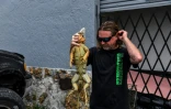 Le chasseur de reptiles Jim McCartney tient un iguane