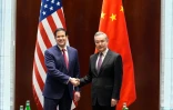 Le secrétaire d'Etat américain Marco Rubio (g) serre la main du ministre chinois des Affaires étrangères Wang Yi en marge de la Conférence de Munich sur la sécurité, en Allemagne, le 13 février 2026