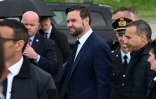 le vice-président américain JD Vance (c) à son arrivée à Rome, le 18 avril 2025