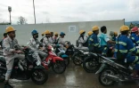 Des ouvriers arrivent à l'entrée du parc industriel de Weda Bay, centre de traitement et de fusion du nickel, à Lelilef Sawai, sur l'île d'Halmahera, dans le nord des Moluques, le 13 avril 2025 en Indonésie