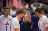 Bernardinho au milieu des joueurs de l'équipe de France de volley lors du 8e de finale de l'Euro perdu contre la République tchèque le 13 septembre 2021 à Ostrava