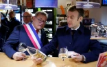 Le président Emmanuel Macron (d) en visite à Vierzon, dans le Cher, le 7 décembre 2021, avec le maire de la ville Nicolas Sansu