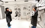 Des visiteuses au musée du rire HaHaHouse à Zagreb, le 21 janvier 2025 en Croatie