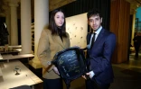Le fils Ali Rahmani (d) et la fille Kiana Rahmani de la lauréate du prix Nobel de la paix 2023 emprisonnée, Narges Mohammadi, tiennent une chaise signée au Nobel Prize Museum, à Stockholm, le 13 décembre 2023