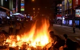 Des manifestants brûlent des barricades dans le quartier de Mong Kok, le 6 septembre 2019 à Hong Kong