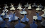 Des derviches tourneurs célèbrent le 750e anniversaire de la mort de Rumi, poète mystique soufi, fondateur de leur ordre, par une "sema" au centre culturel Mevlana, le 16 décembre 2023 à Konya, en Turquie