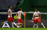 Les joueurs de Leipzig se précipitent vers Tyler Adams (N.14), auteur du but de la qualification contre l'Atletico Madrid, le 13 août 2020 à Lisbonne