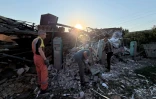 Des habitants déblaient les gravats d'une habitation détruites dans une attaque aérienne russe qui a fait deux morts à Zaporijjia, dans le sud de l'Ukraine, le 12 septembre 2026