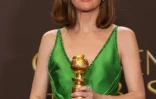 L'actrice australienne Rose Byrne pose avec son Golden Globe de la meilleure actrice dans une comédie pour "If I Had Legs I'd Kick You"