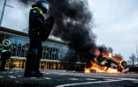 Un véhicule en feu devant la gare d'Eindhoven, aux Pays-Bas, le 24 janvier 2021