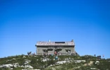 Le refuge du Parmelan à Dingy-Saint-Clair, au-dessus d'Annecy, le 11 août 2021 en Haute-Savoie