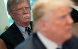 Le président américain Donald Trump (D) et son ex-conseiller John Bolton, à la Maison Blanche, le 9 mai 2018