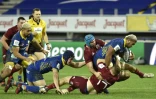 Le Clérmontois Sipili Falataea (balle en main) est plaqué par les joueurs du Munster en Coupe d'Europe au stade Michelin, le 19 décembre 2020
