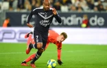 L'attaquant de Bordeaux Jimmy Briand déborde le gardien de Dijon Runar Alex Runarsson et va marquer, le 15 février 2020 à Bordeaux 