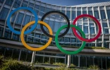 Les anneaux olympiques devant le siège du CIO, le 19 mars 2024 à Lausanne, en Suisse