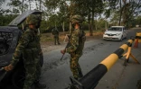 Des membres de l'armée colombienne gardent une route nationale à Arauca, en Colombie, à la frontière avec le Venezuela, le 22 janvier 2022.