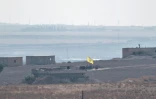 Le drapeau des Unités de protection du peuple (YPG) flottant au-dessus d'un bâtiment près de la ville syrienne de Tal Abyad, le 8 octobre 2019