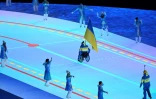 Le porte-drapeau ukrainien Maksym Yarovyi mène la délégation ukrainienne lors du défilé des athlètes pendant la cérémonie d'ouverture des Jeux paralympiques d'hiver de Pékin 2022, au stade national de Pékin, le 4 mars 2022