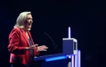 La dirigeante du RN, Marine Le Pen, prononce un discours à Bordeaux, dans le sud-ouest de la France, le 14 septembre 2025