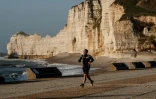 Course à pied près des falaises d'Etretat le 13 avril 2020, au 28e jour de confinement