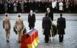 Helmut Kohl et François Mitterrand devant le catafalque, couvert d'un côté par un drapeau allemand et de l'autre par un drapeau français le 22 septembre 1984 à Verdun