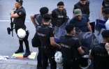 Des policiers interpellent un  participant à la Marche des Fiertés LGBTQ+, le 26 juin 2022 à Istanbul 