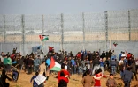 Des Palestiniens manifestent devant la barrière qui les sépare d'Israël, le 22 mars 2019 à Gaza