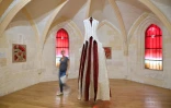 Des textiles et broderies de la styliste afghane Zolaykha Sherzad et des femmes de son atelier exposés à Arles, le 27 octobre 2023 dans les Bouches-du-Rhône