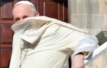Le pape François arrive pour célébrer la messe à la cathédrale Sainte-Marie lors des Journées mondiales de la Jeunesse le 26 janvier 2019 à Panama