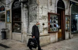 Un homme porte un masque dans la rue le 28 octobre 2020 à Lisbonne (Portugal)