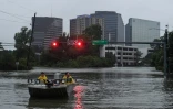 Des secours cherchent les personnes en détresse après le passage de l'ouragan Harvey à Houston le 27 août 2017