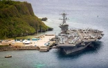 Le porte-avions américain Theodore Roosevelt à quai sur la base navale américaine de Guam, le 19 mai 2020