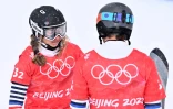 Les Français Chloe Trespeuch et Merlin Surget après les quarts de finale de l'épreuve de snowboardcross par équipes, le 12 février 2022 aux Jeux olympiques de Pékin