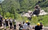 Photo fournie par l'agence nord-coréenne Kcna le 25 mai 2018 montrant des explosions lors de la démolition du site nucléaire de Punggye-ri