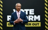 Le chef du parti Reform UK, Nigel Farage, participe à une séance photo à College Green, à Westminster, dans le centre de Londres, le 6 mai 2026