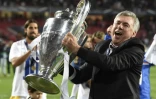 L'entraîneur italien Carlo Ancelotti soulève le trophée de la Ligue des Champions, après la victoire en finale du Real Madrid, 4-1 face à l'Atlético Madrid, le 24 mai 2014 à Lisbonne