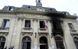La mairie de L'Ile-Saint-Denis, en partie brûlée, le 29 juin 2023 en Seine-Saint-Denis