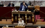 Sébastien Chenu (c), député RN et vice-président de l'Assemblée nationale, écoute Aurore Bergé, ministre déléguée chargée de l'Égalité, lors de l'examen du projet de loi sur la protection des mineurs à l'Assemblée nationale, le 15 juillet 2026 à Paris