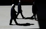 Le Premier ministre britannique sortant Boris Johnson (g) lors d'une visite dans une centrale nucléaire EDF à Sizewell, dans l'est de l'Angleterre, le 1er septembre 2022
