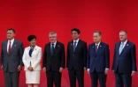 Le président du CIO Thomas Bach et le président du Japon Shinzo Abe (centre) lors d'une cérémonie à un an des JO-2020, le 24 juillet 2019 à Tokyo