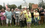 Des habitants protestent contre les nuisances de l'usine Sanofi à Mourenx, dans les Pyrénées-Atlantiques, le 1er juillet 2019