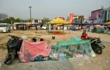 Des habitants dorment sous des moustiquaires à même le sol, à Mandalay, le 4 avril 2025, après le séisme du 28 mars en Birmanie