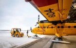 Un avion de la Royal Canadian Air Force avant de décoller depuis l'aéroport de Yellowknife, dans les Territoires du Nord-Ouest Canadiens, le 24 janvier 2025