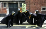 Des protestataires déguisés en oiseaux lors d'une manifestation pour la planète à l'appel du groupe écologiste Extinction Rebellion (XR), le 23 avril 2023 à Londres