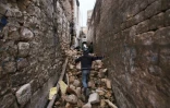 Un enfant se fraye un chemin à travers les ruines de bâtiments à Alep, le 17 décembre 2016.