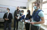 Des observateurs de l'Union européenne dans un bureau de vote à Bagdad, le 10 octobre 2021 