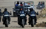 Des policiers escortent les véhicules transportant le général Juan José Zuniga, chef de l'armée bolivienne démis de ses fonctions, et deux autres officiers militaires de haut rang pendant leur transfert à la prison de haute sécurité de San Pedro de Chonchocoro, dans la banlieue d'El Alto, le 29 juin 2024