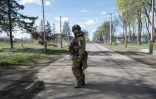 Photographie diffusée par le service de presse de la 93e Brigade mécanisée des forces terrestres ukrainiennes montrant un soldat marcher sous un filet antidrones, dans un lieu non précisé de la région de Donetsk, le 7 avril 2026