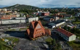 Vue aérienne de l'église en bois de Kiruna lors de son déplacement, à Kiruna, en Suède, le 19 août 2025