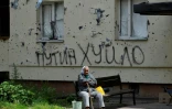 Un tag avec une insulte très grossière à l'égard du président russe Vladimir Poutine, sur le mur d'un immeuble à Irpin, près de Kiev, le 16 juin 2022
